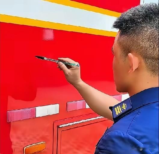 近日，浙江杭州，一消防员手执毛笔，在单位消防车上写下“中国人民万岁”6个大字。哇