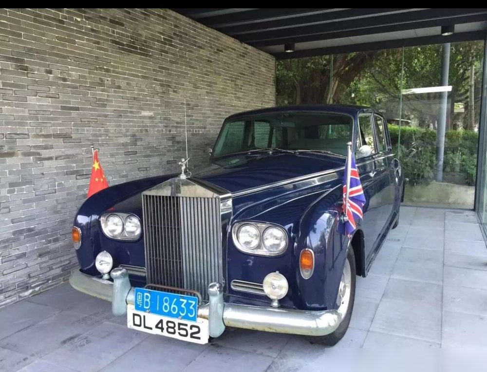 霍英东先生这台劳斯莱斯幻影左右是中国国旗，英国国旗，此车堪称无价了。玩车的人都知道，一台车值不值钱，