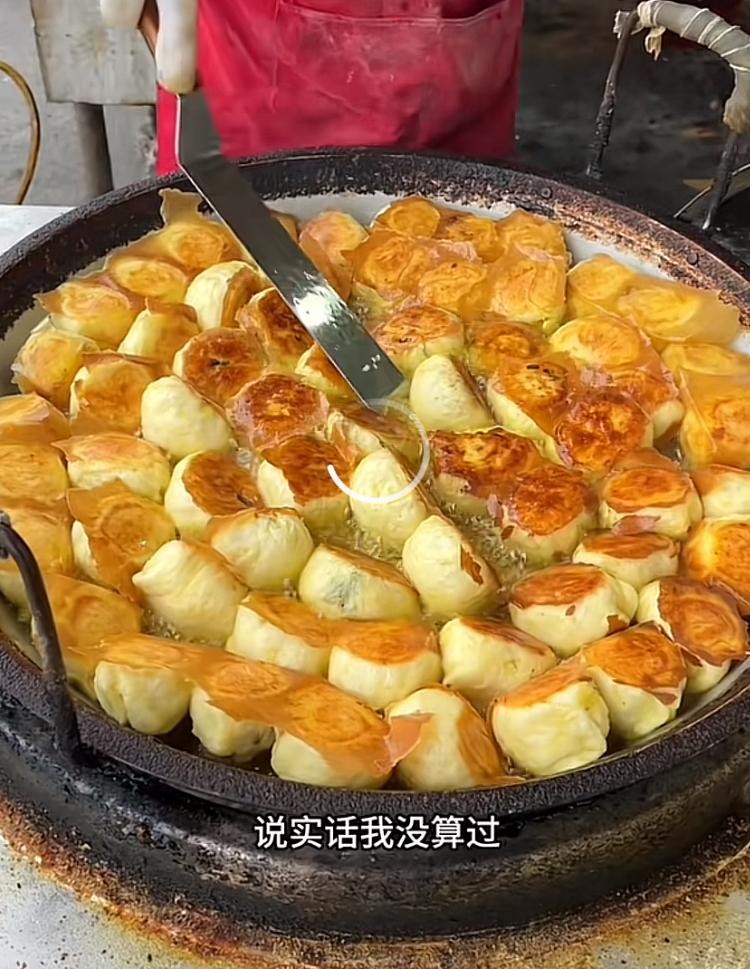 一家餐厅，做哪个类型菜品就不说了，老两口加小两口四个人经营着，价格便宜，味道不错