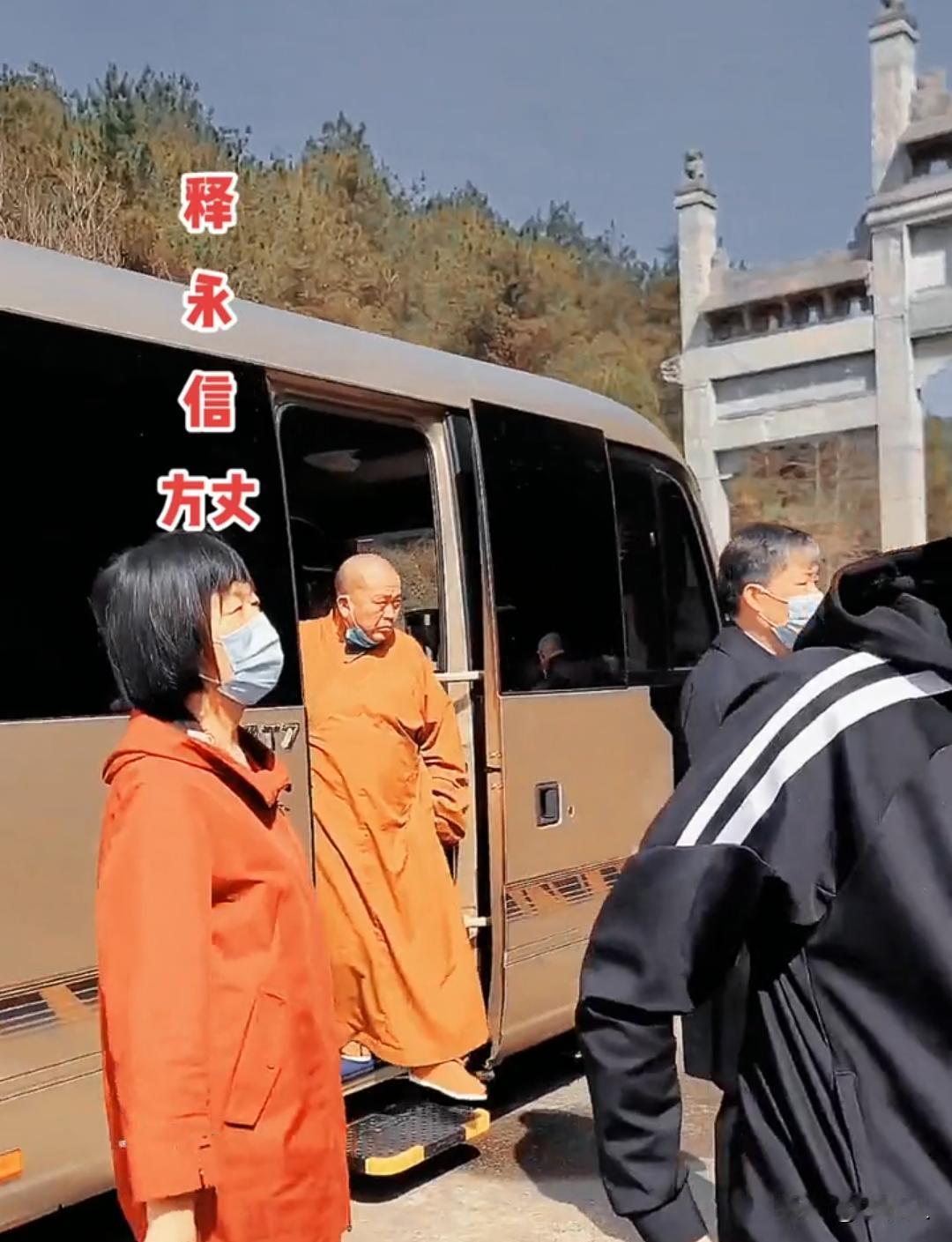 释永信作为少林寺方丈，日常需频繁外出与佛教交流、文旅协调、工艺相关事务。寺院配备
