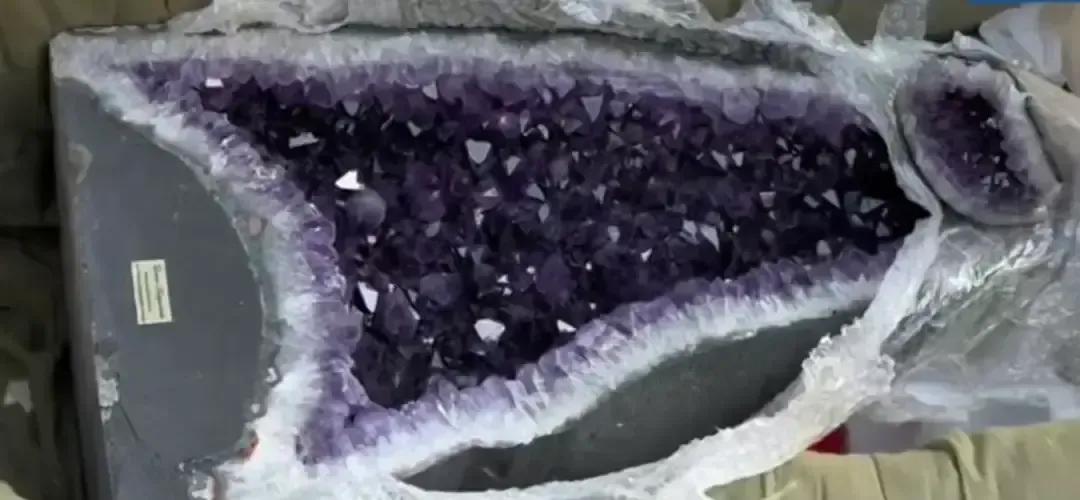 荣成海关在一艘远洋渔船上翻出近百斤紫水晶，船员一句“不知道要申报”直接把自己送进