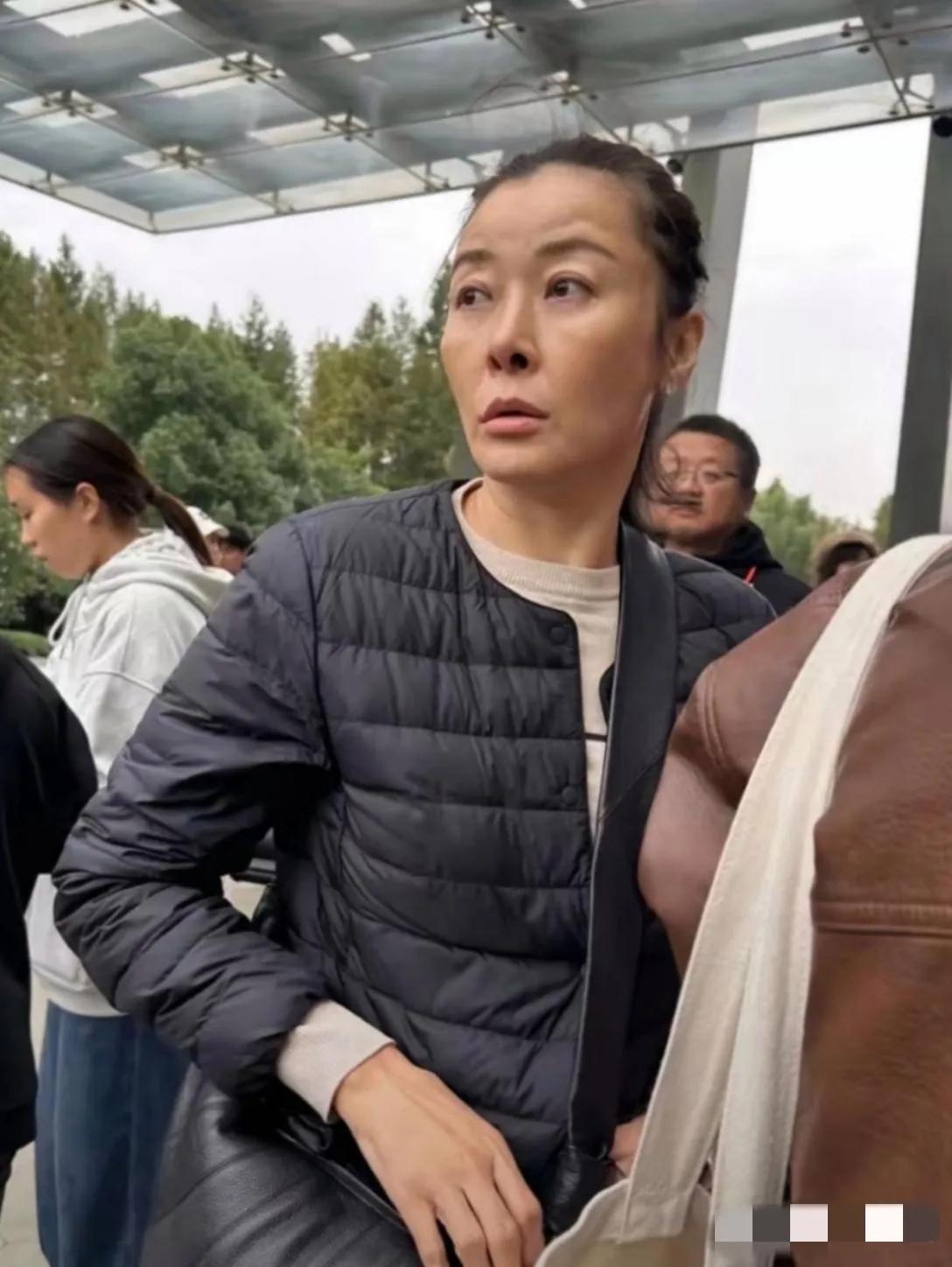 哇哦，镜头中53岁的柯蓝瘦骨伶仃，身材平板，眉若墨化，面黄脸长，发稀颧高，眼大无