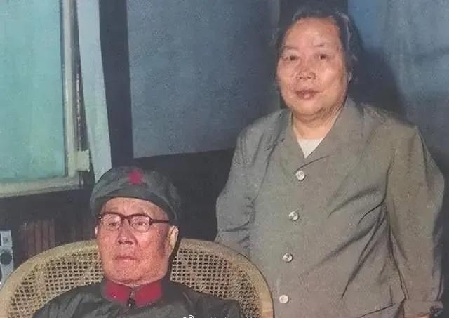 60年代末，刘伯承元帅家中，一张罕见的留影，站立一旁的是相伴一生的夫人汪荣华，这