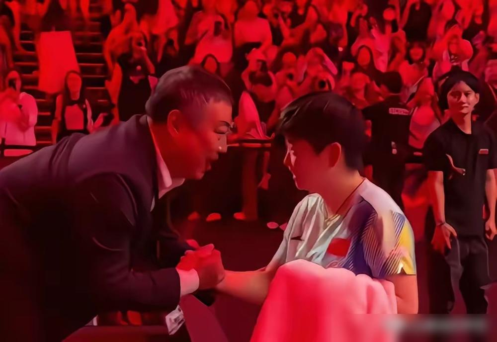 乒坛铁腕刘国梁，居然在镜头前对孙颖莎“摸头杀”上瘾，背地里却对她“脸色难看”？