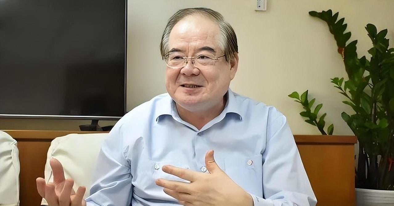 国民党副主席李乾龙的车开进修理厂，升降机刚把车身托起到半空。眼尖的修车师傅拿手电