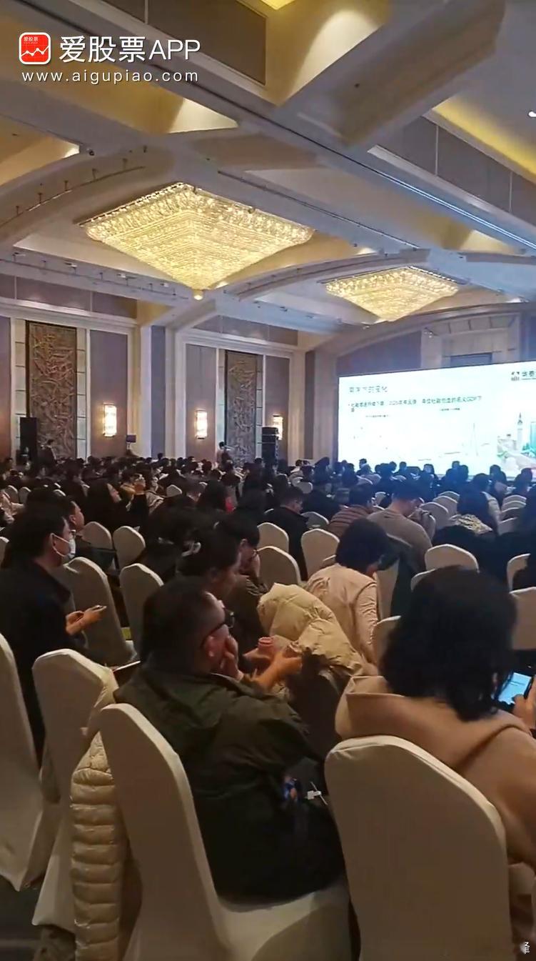今天某券商的投资峰会，现场人员爆满啊！朋友的观察，年轻人多，女生多，这些人都不用