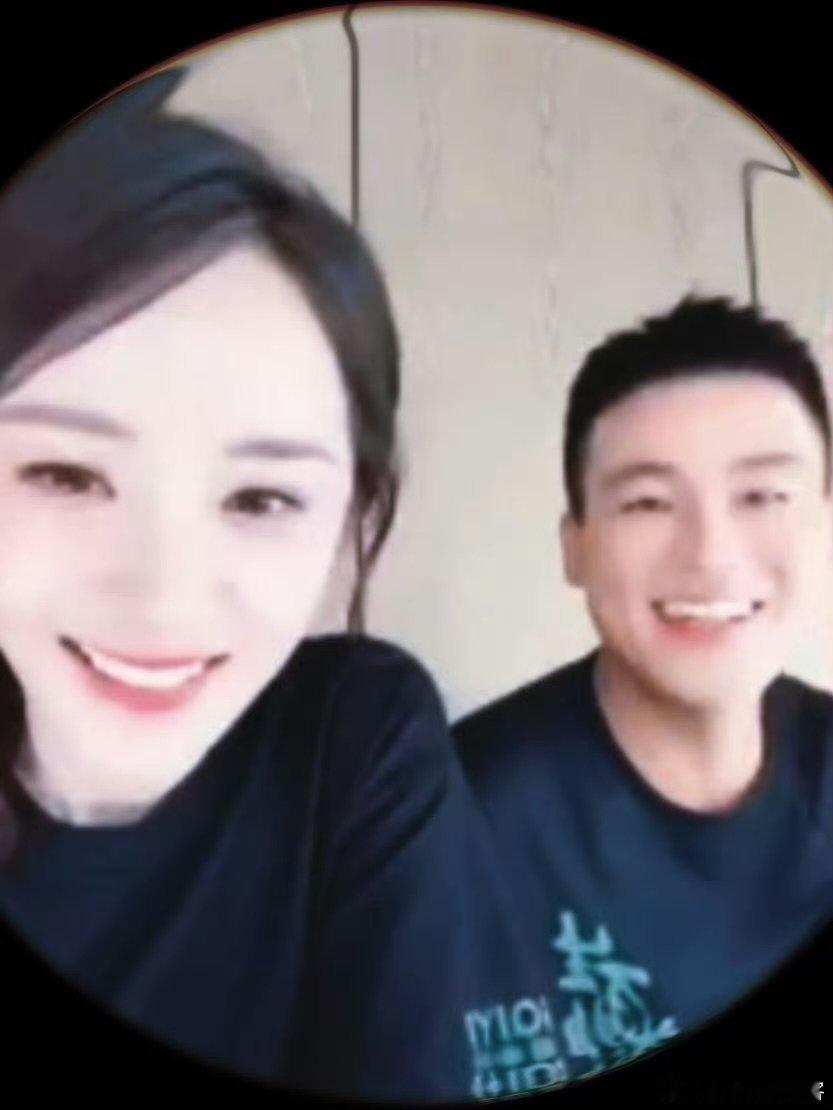 杨幂一瞪眼欧豪就收敛这互动简直是现实版“一物降一物”！欧豪前一秒还在起哄，杨幂