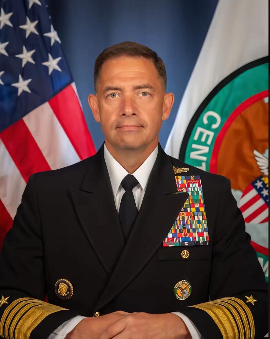 为什么老美的勋表这么多，这是美军中央司令部司令布拉德·库珀海军上将，整整有17排