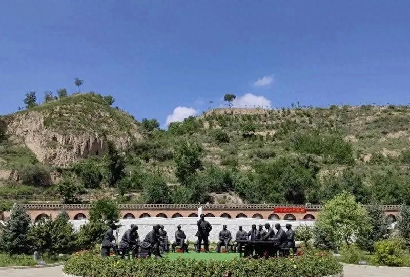 1947年7月23日，小河会议结束后，毛主席突然找到贺龙，神色凝重地说：“有句话
