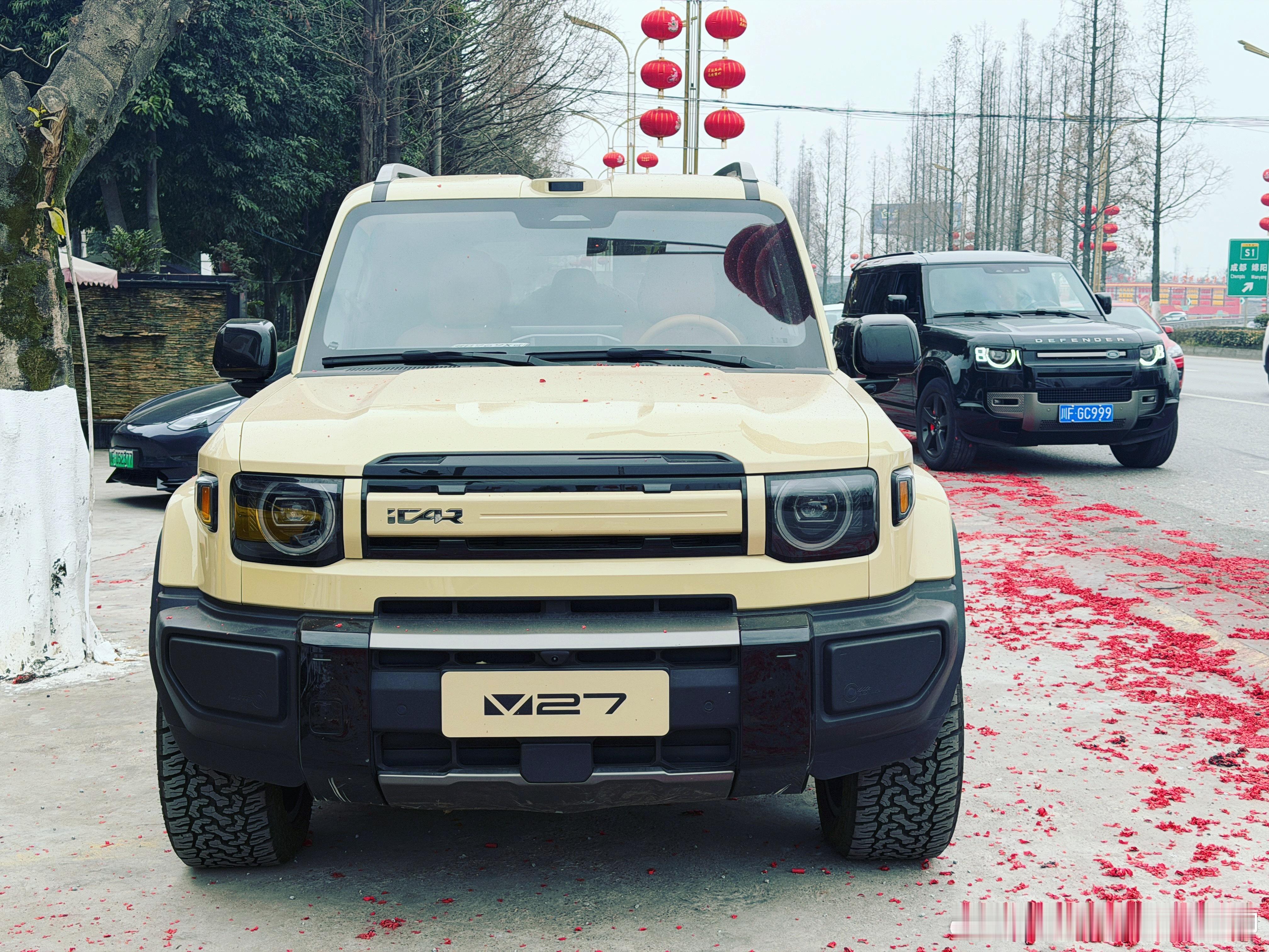 iCARv27偶遇路虎卫士，复古硬派设计文脉相通文脉相通啊！都挺好看的！ica