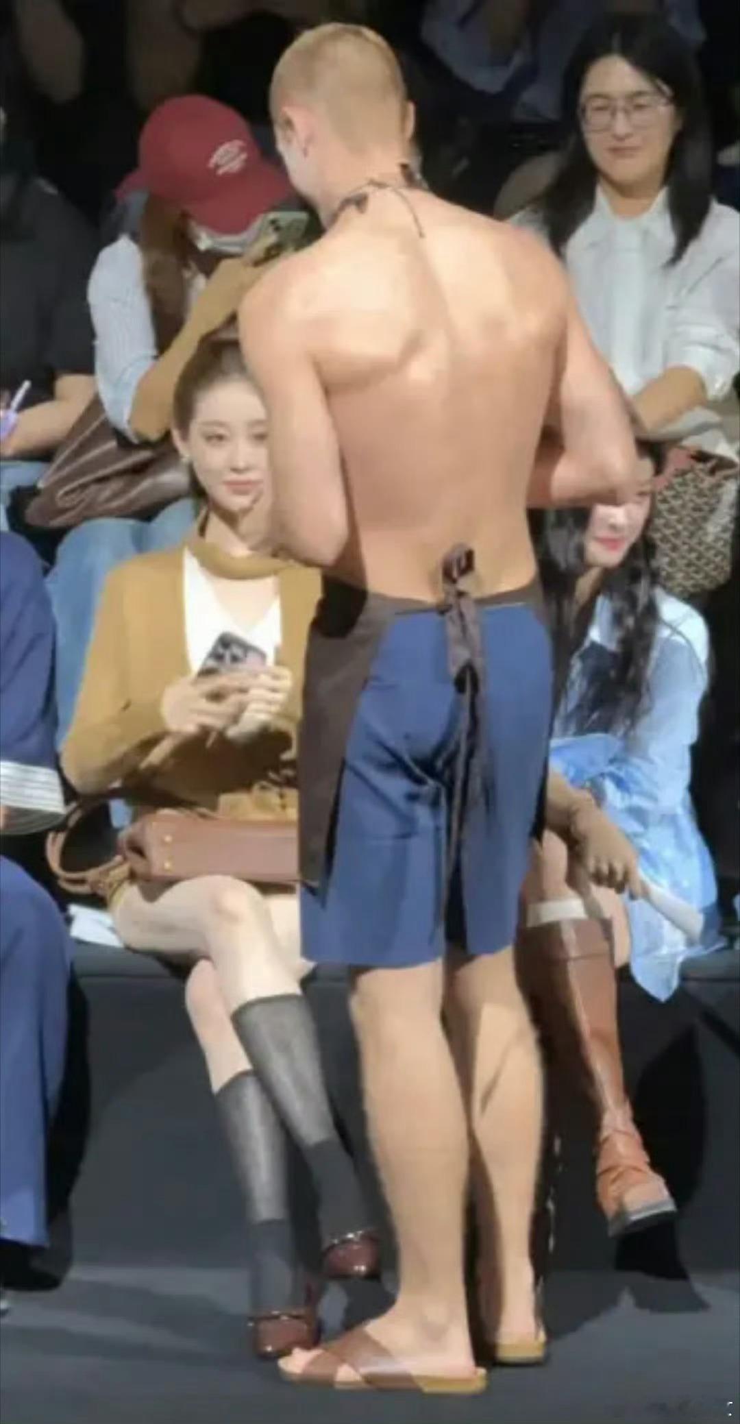 沈月看到半裸男模的反应当目光扫到半裸男模时，明显愣了一下，随即下意识地低下头，耳