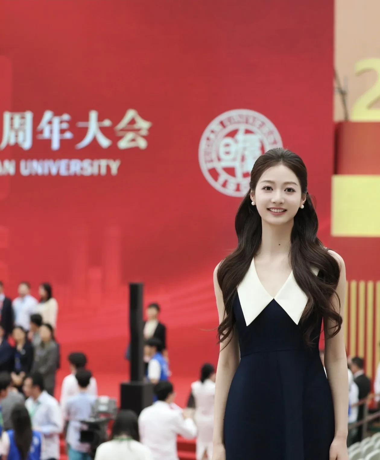 复旦120周年校庆上，冯琳当主持人真太吸睛了！裙子好美，人更美。她穿的裙子特别