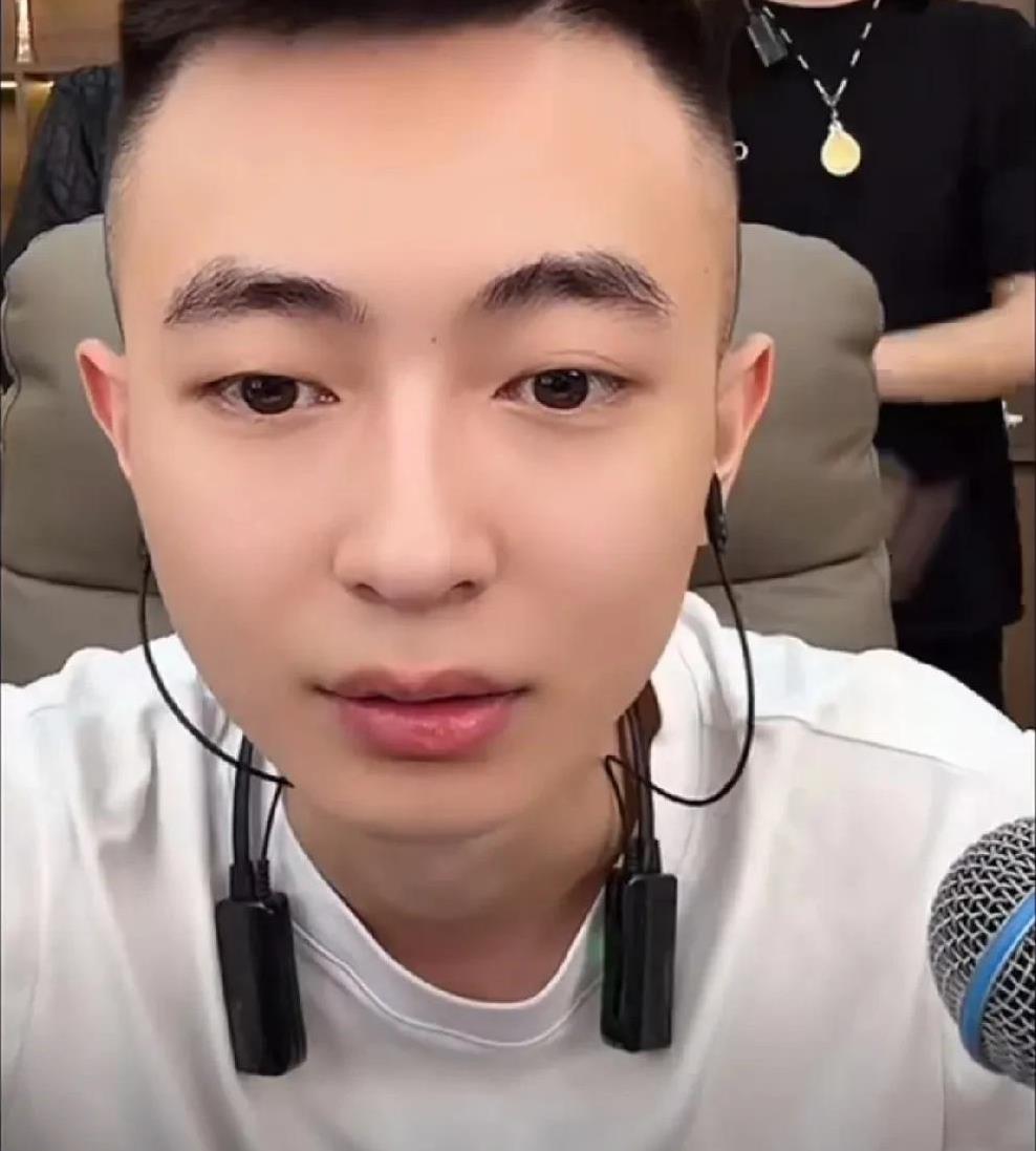 老二回应最近凝聚力下滑，以前刘二狗一年挣两三个亿现在不能就是拉了吗？
