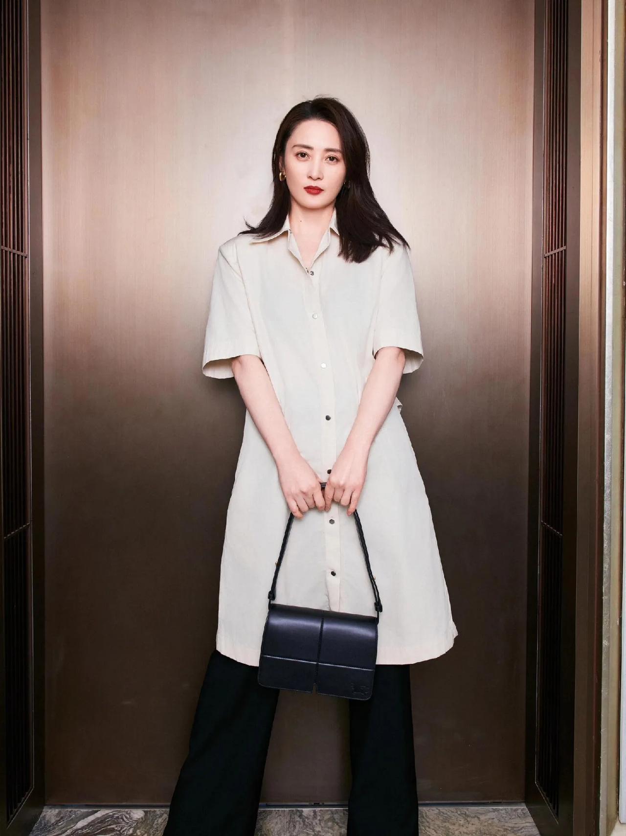 被蒋勤勤这组造型惊艳到了！衬衫连衣裙+黑色直筒裤，简约却透着满满的高级感，把成熟