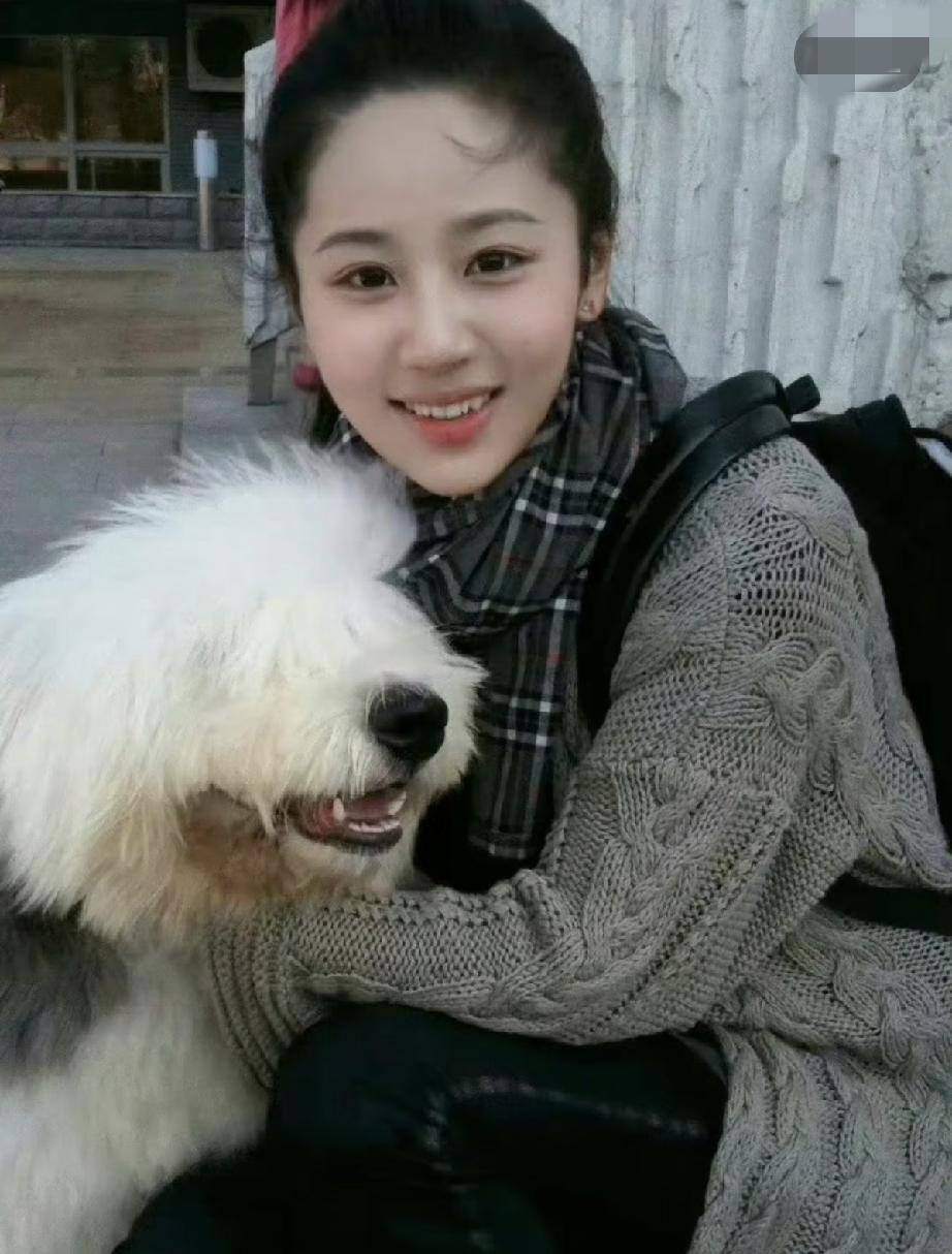 可爱甜美杨紫，有时就像一位单纯的邻家少女。她抱在怀里的狗狗咧嘴笑着很乖巧。