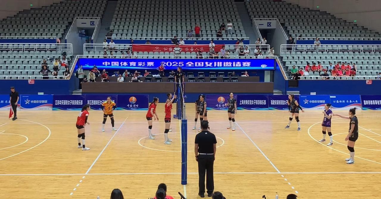 华东四省市女排精英赛移师温岭，首场比赛福建女排3-2力克上海，双方战况激烈，15