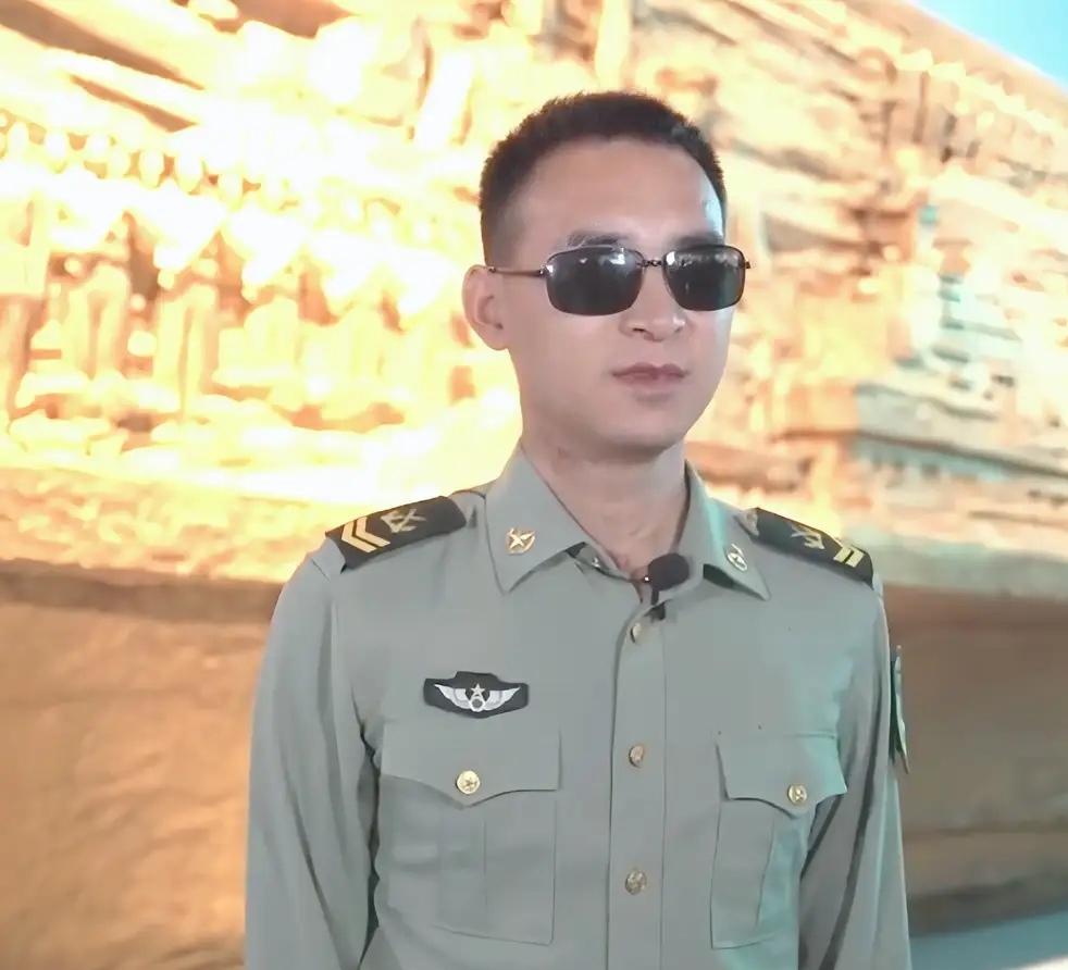 有人问，为什么杜富国失去双手双眼，还能留在部队？答案很简单：是部队需要他！你以