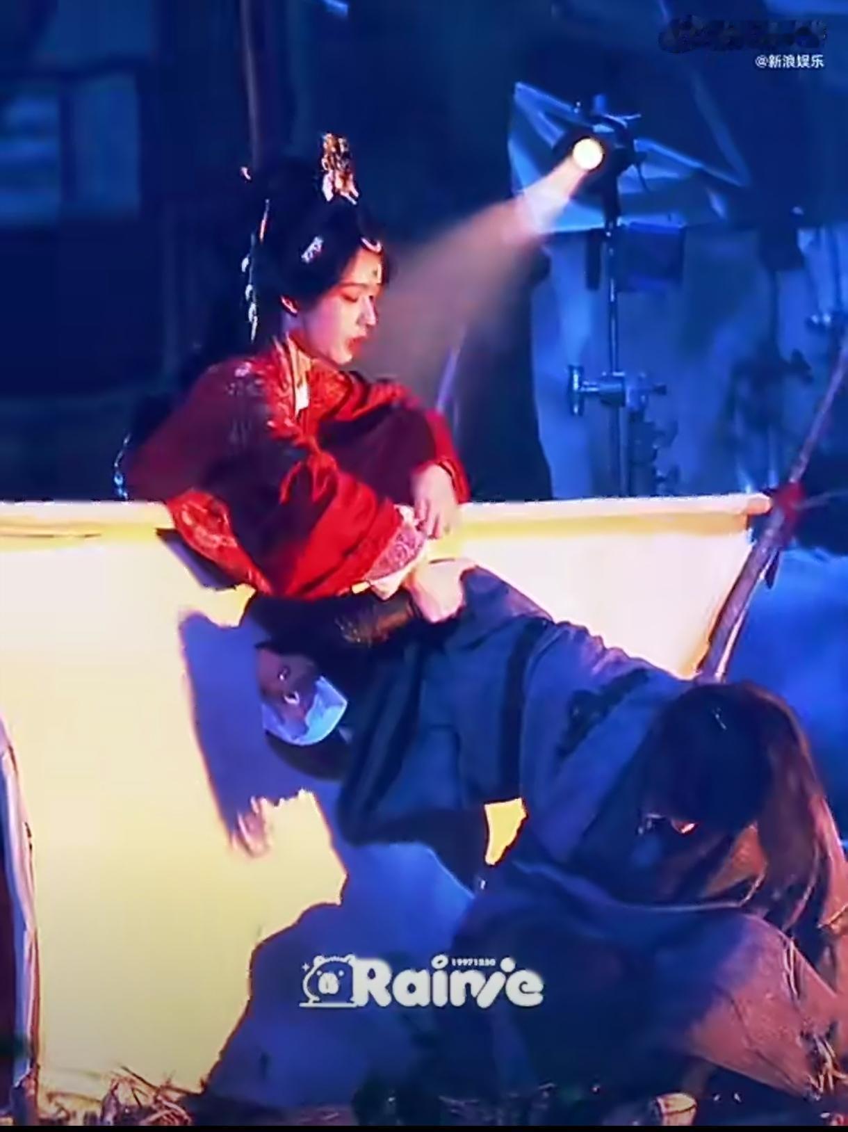 看着真的太让人心疼了！27日《归鸾》片场路透流出，张凌赫腿伤发作状态很差，坐在地