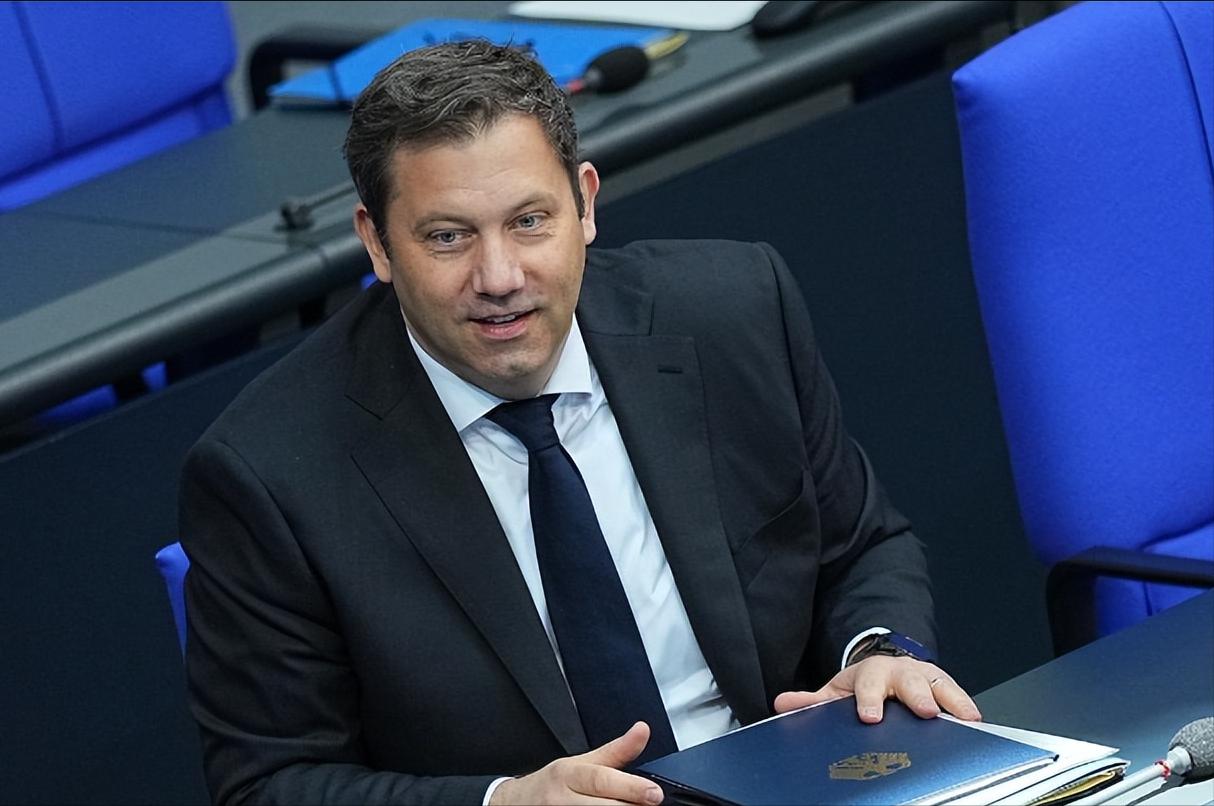 德国财长拜尔说了两句狠话，第一句是“我们不要中国垃圾！”第二句是：“德国决不当傻