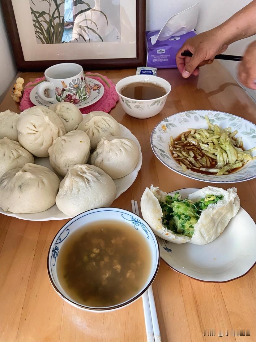 前几天天气炎热，我还挺有心情的，蒸了素馅大包子！是西葫芦韭菜馅的！包子蒸的特别