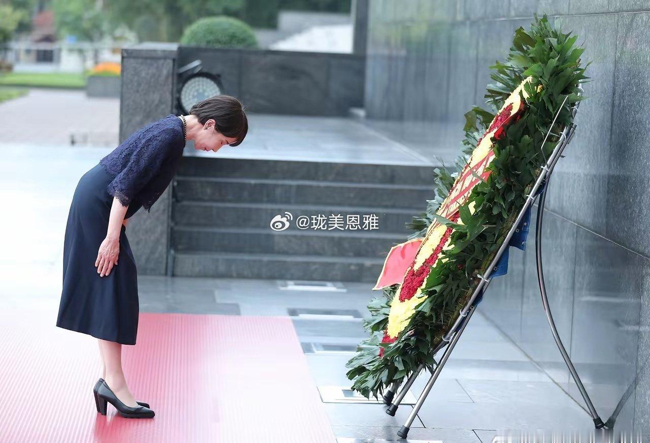 高市早苗向胡志明陵墓和越南烈士纪念碑献花圈