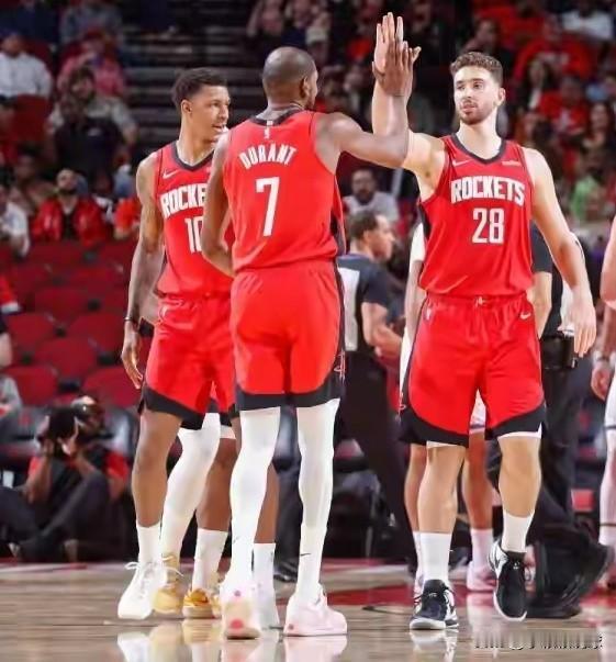 12月3日，火箭再次补强成功，裁掉一后卫太可惜:就在火箭13胜5负稳居西部