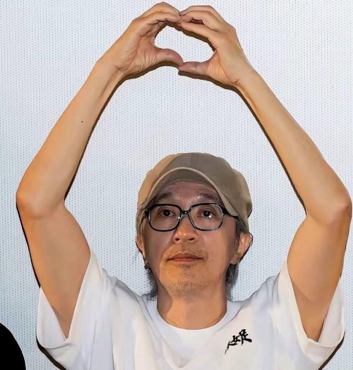 《功夫女足》内地票房破22亿了。香港还没上。我好奇查了下，不是不上，是故意晚