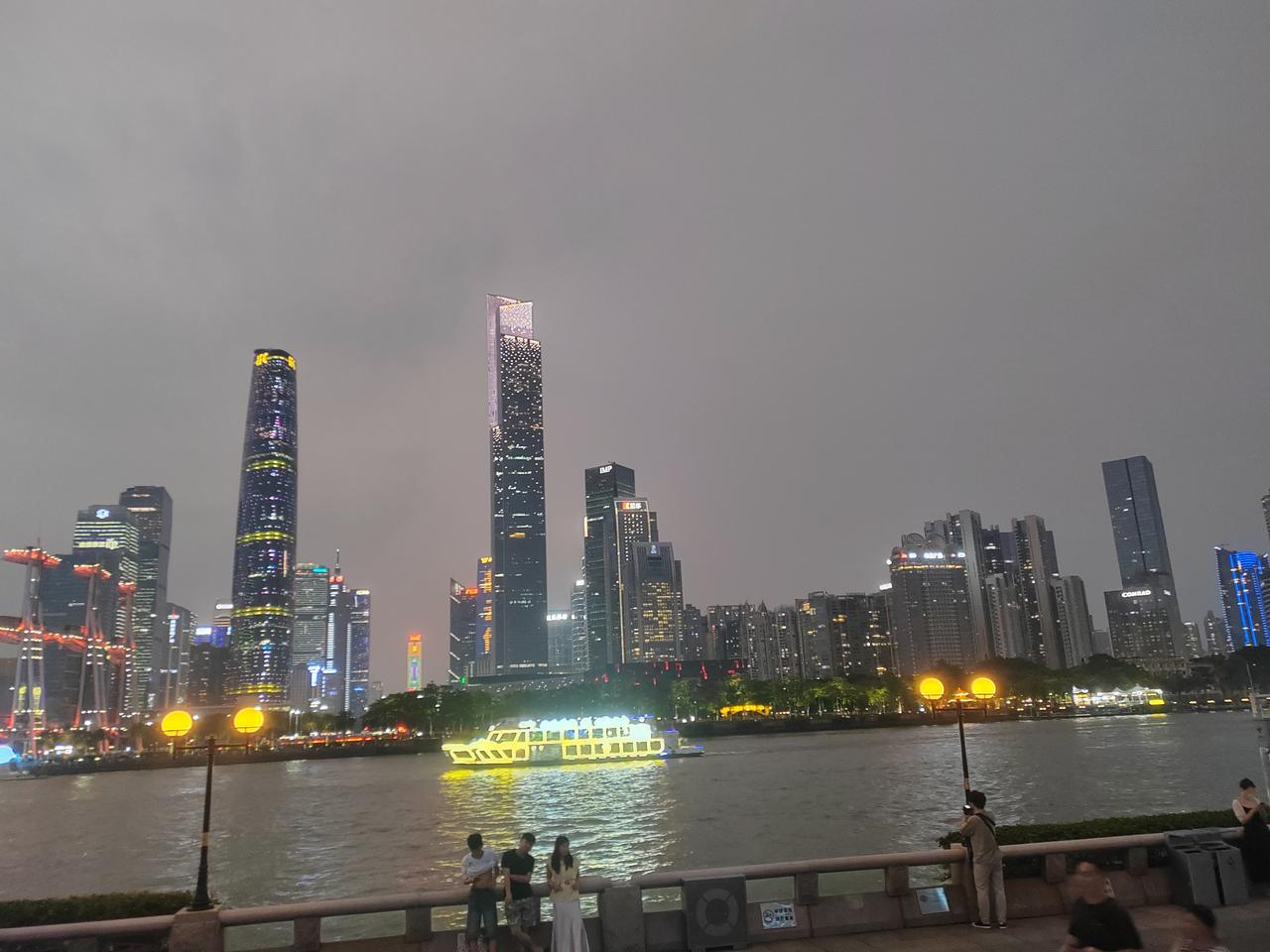 华灯初上，隔江观看，上海的CBD和广州的CBD，哪一个更有震撼感？从灯光的色彩上