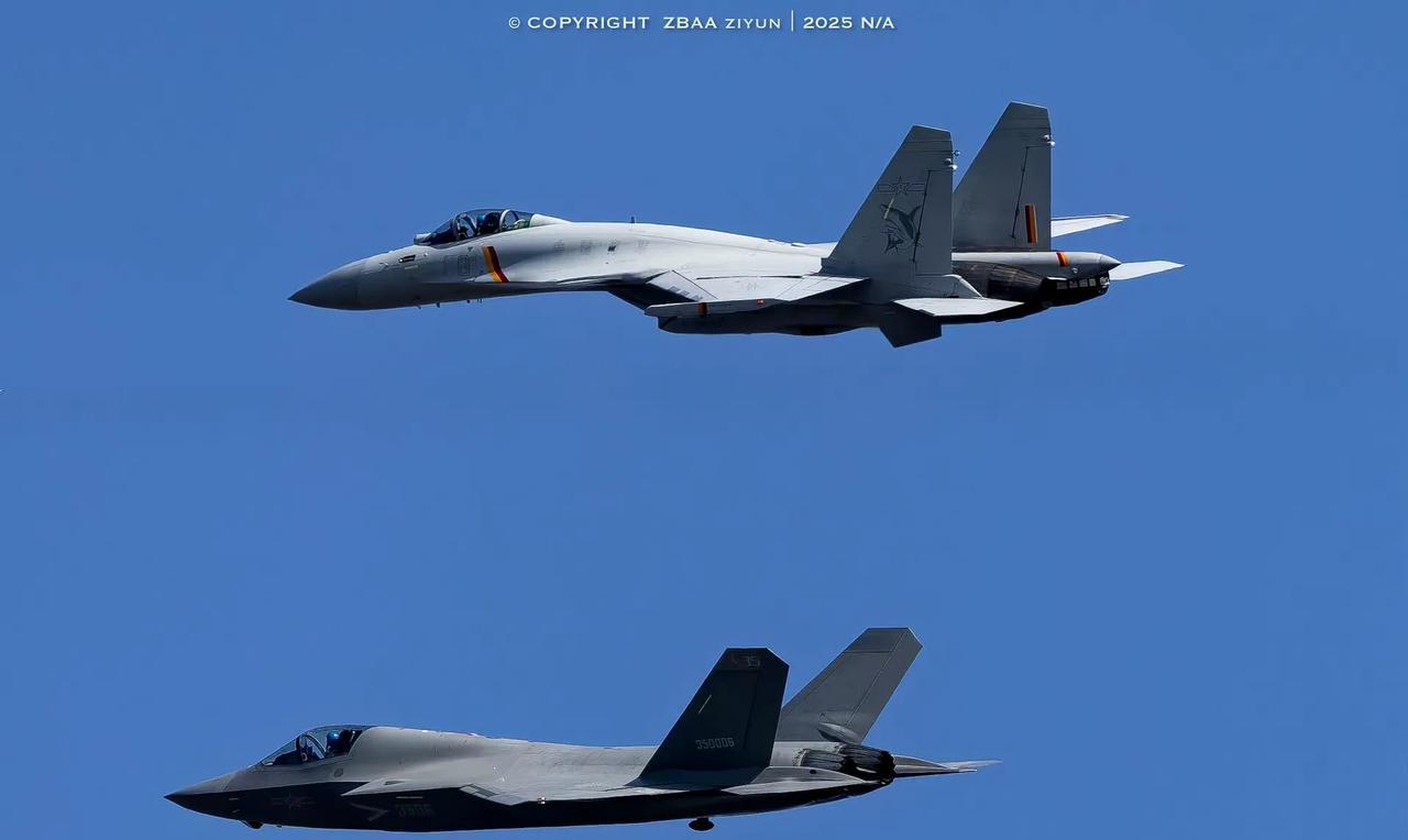 九三胜利日阅兵式，空中编队彩排训练。图片均来自网络。现在空中编队基本都抢先看