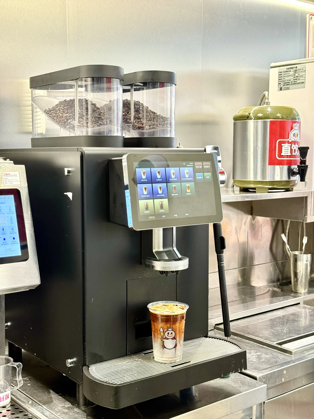 雪王🫅的现磨咖啡☕️也是让俺蹲到了！
