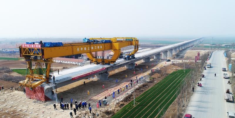 刷抖音看到河南漯河高铁架桥的场面，直接给我看呆了。一个比三层楼还壮的红色“钢铁巨