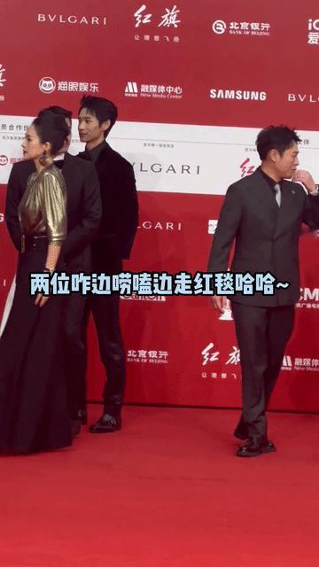 很明显，章子怡更希望朱一龙站在她身边，张颂文和朱一龙走到章子怡身边时开始激烈的互