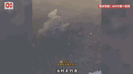 “活久见！”赤峰一女子河边垂钓，先撞见的不是鱼，却是只“长毛蛙”——背生白絮，像