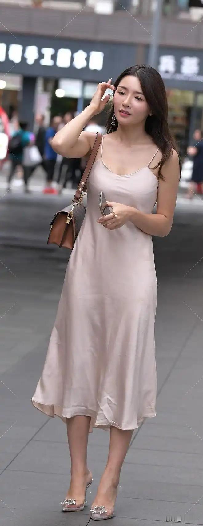 优雅气质，粉裙飘飘，手提包搭配，时尚动人！