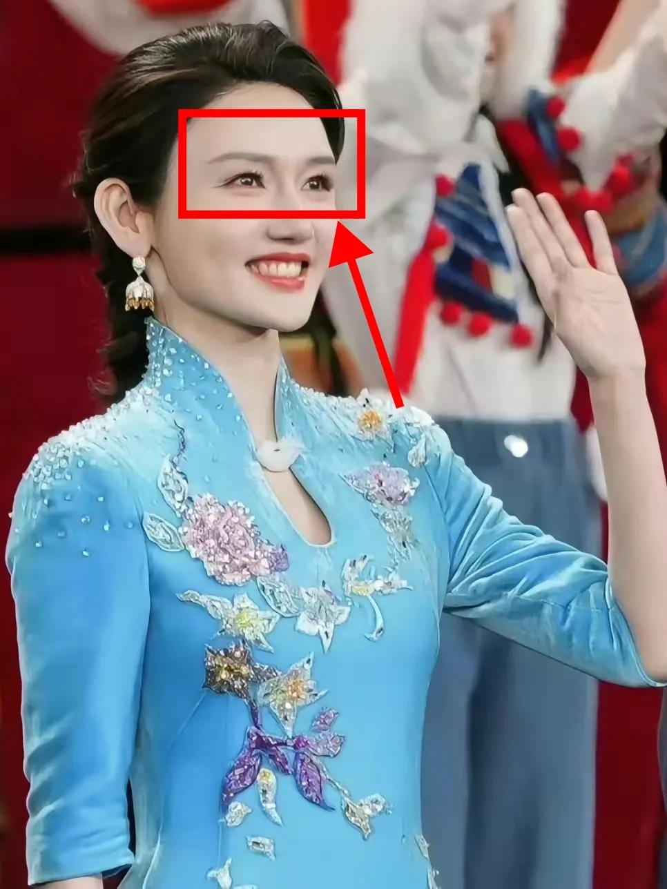 龙洋春晚被骂这事，越想越觉得不太对劲。特意去看了一下她的眼神，原来她主持时一直