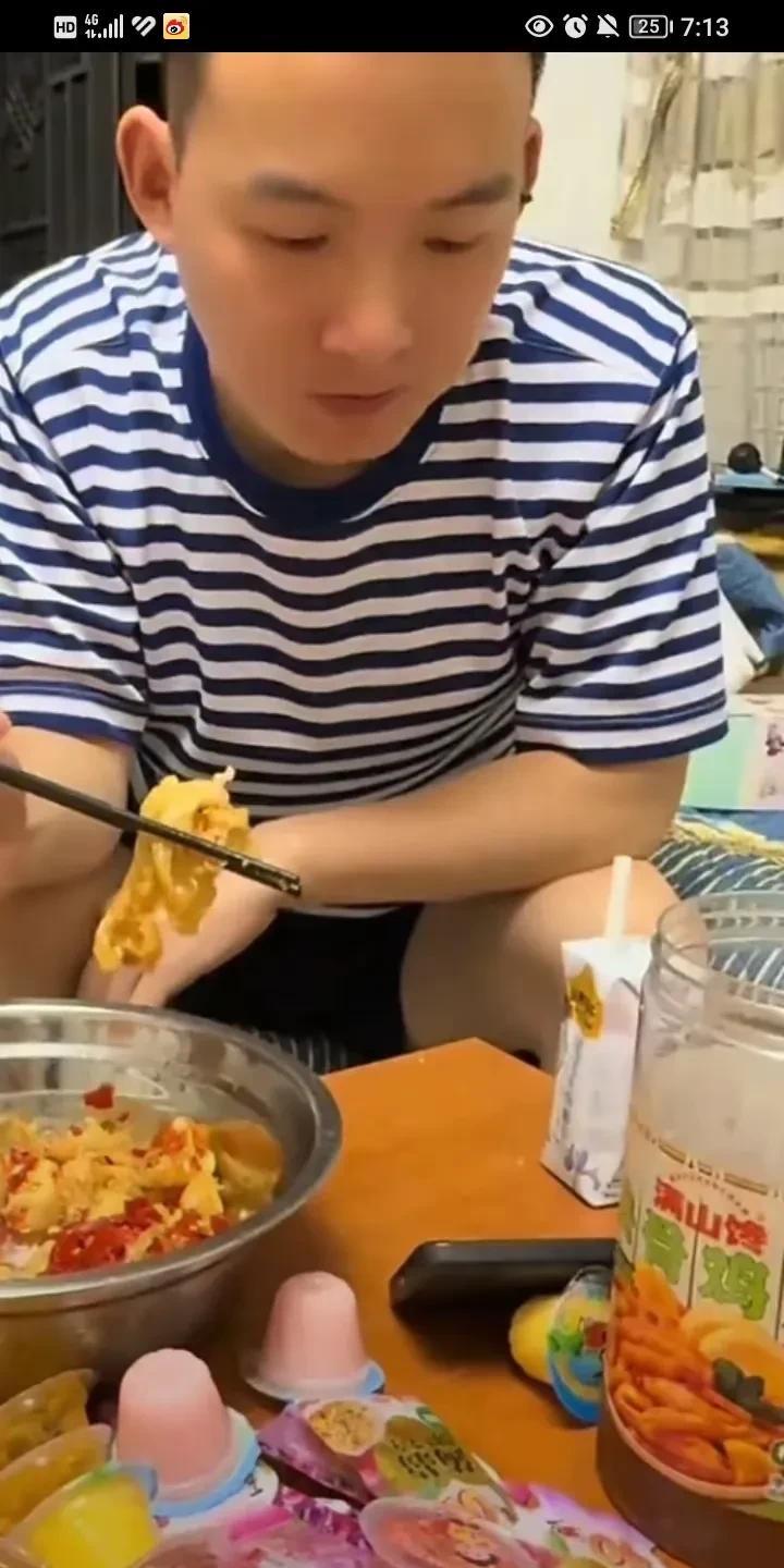 妈妈的味道是幸福的味道。没有广大网友的呼唤和支持，谢浩男妈妈晚上还在送快递，空
