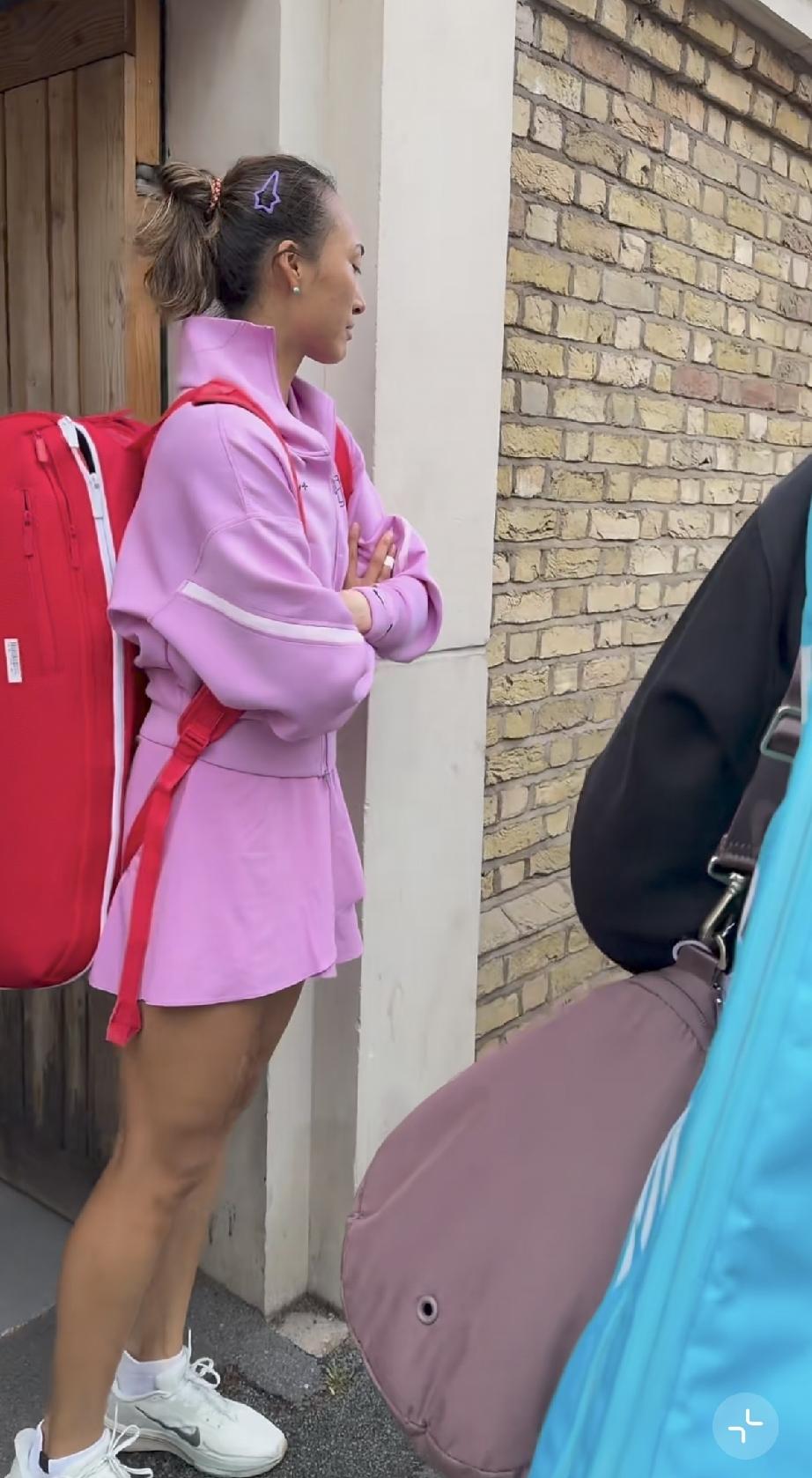 6月9日，郑钦文止步伦敦女王杯首轮之后黯然退场，她先是站着双手抱臂板着脸，一副不