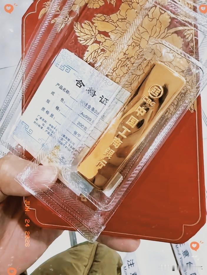手里有黄金的人，今天估计彻底傻眼了，就在刚刚，金价直接从902跌到了896