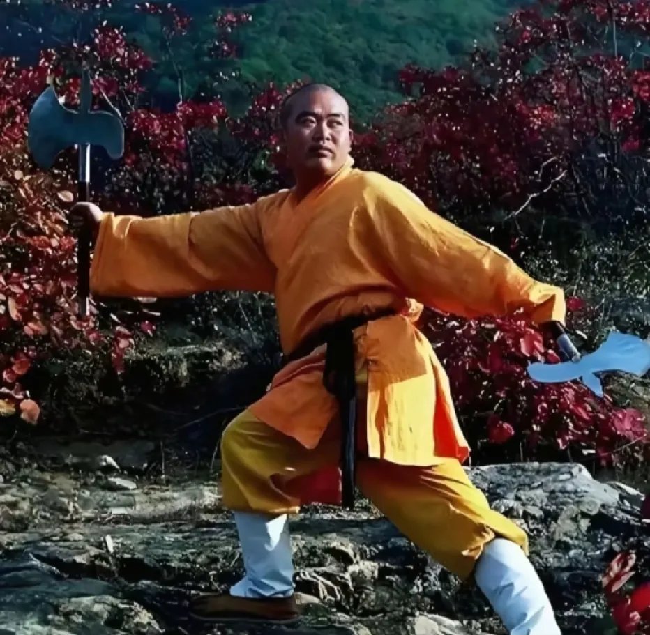 90年代，方丈释永信大师，手拿板斧练功时的留影，少林寺中标志性的动作看起来有模有