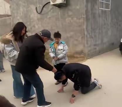 泪目了！1男子过完年，准备带着妻儿外出工作，然而，刚走出院子，他“扑通”一声跪在