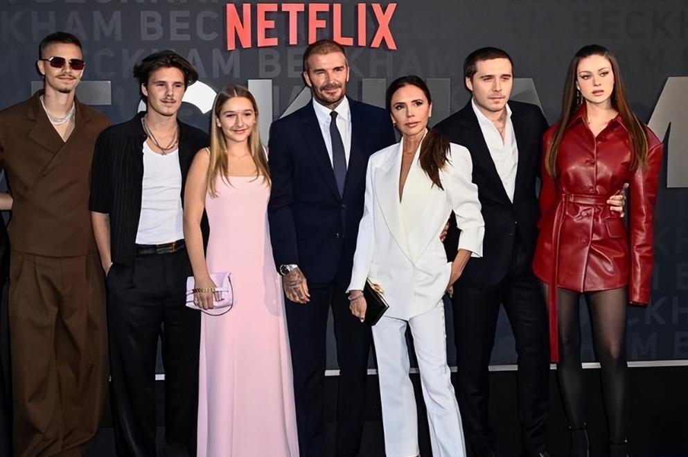 贝克汉姆23岁的儿子，婚后每月收入是0。但他刚买了一套价值千万的婚房。钱是妻