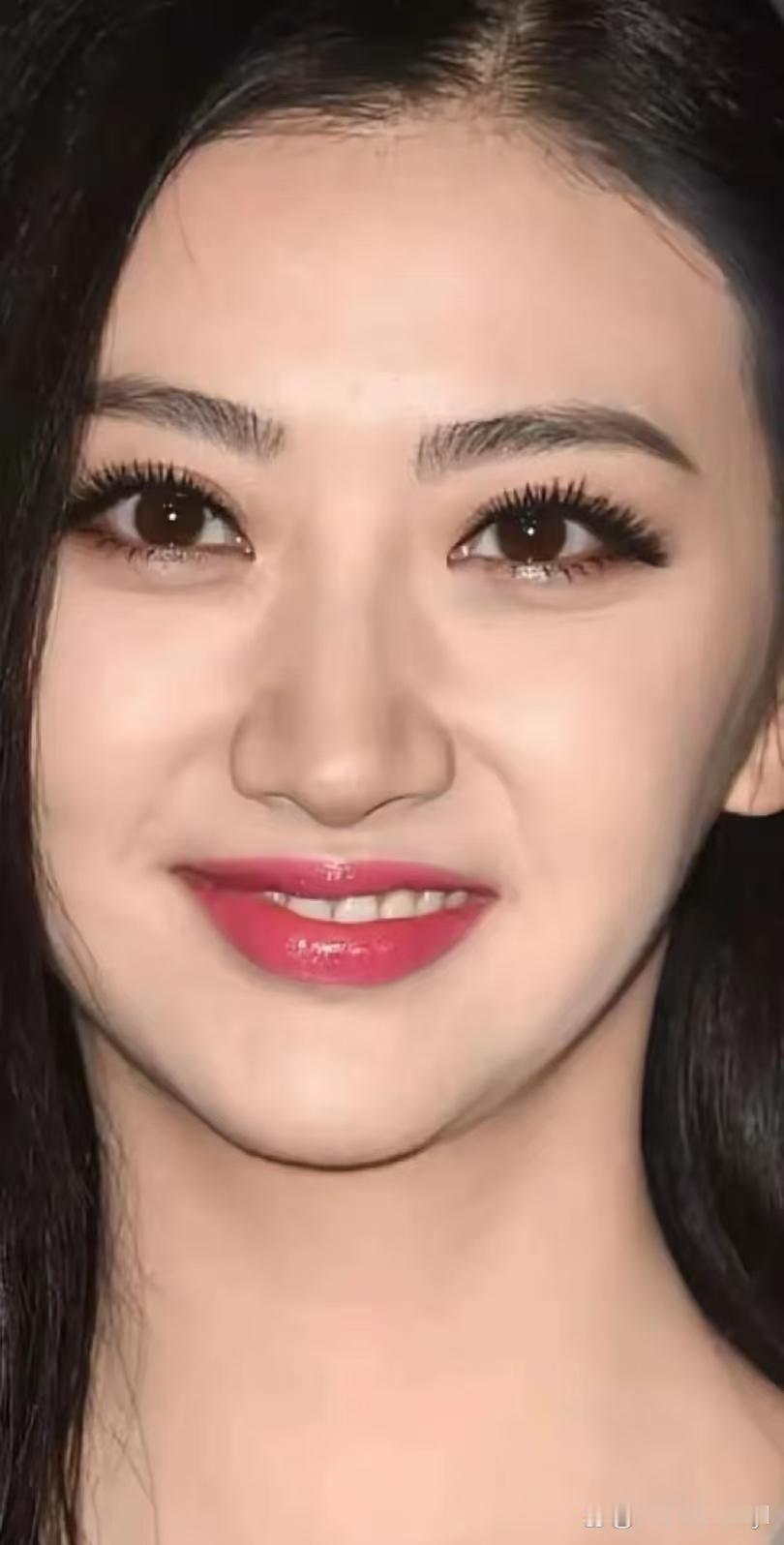 景甜这怼脸拍也太能打了！镜头近距离下，肌肤细腻通透，五官精致依旧，完全经得住特写