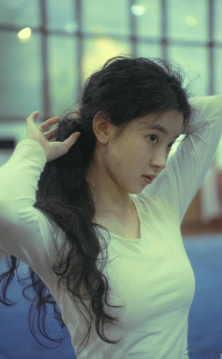 元气少女轻盈舞步，青春洋溢，活力满满！