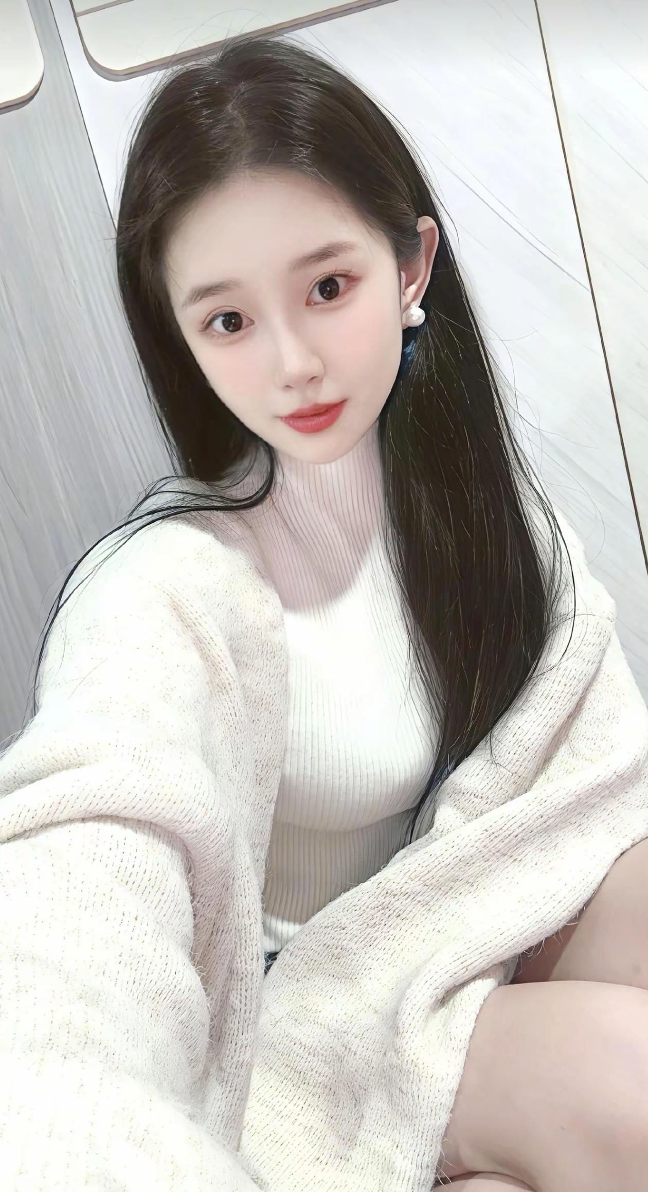 温柔冬日穿搭，白色毛衣+毛绒外套，甜美可人！🌟💖