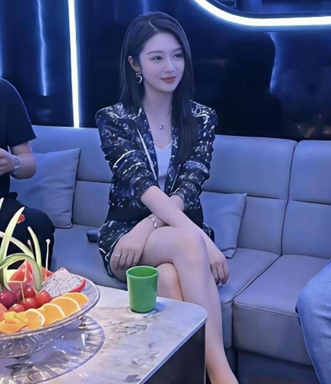 朋友聚会，气氛轻松愉快。