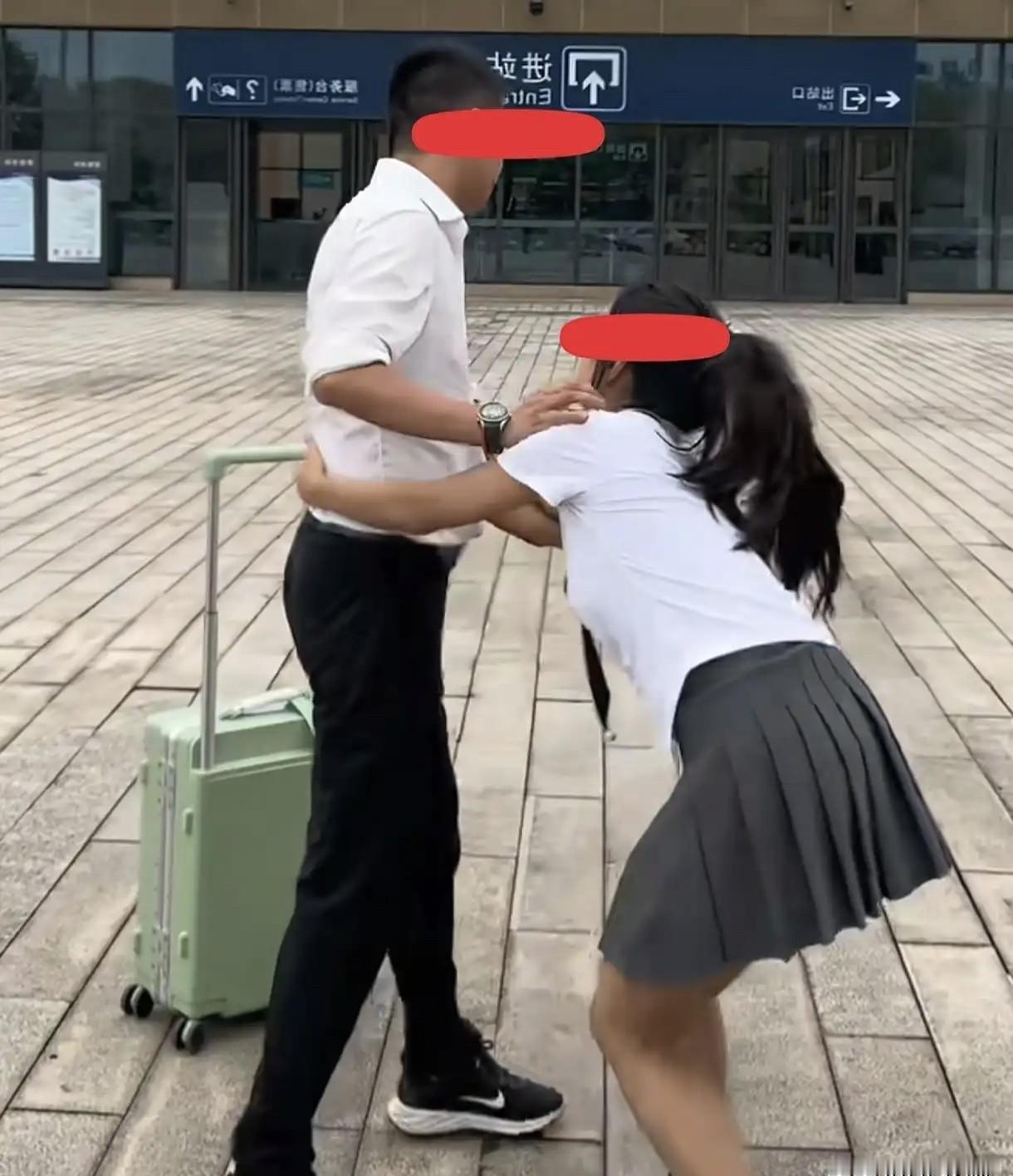 “别走！”高铁闸口前，小林被同事小周一把拽住背包。她塞给他还冒热气的饭盒