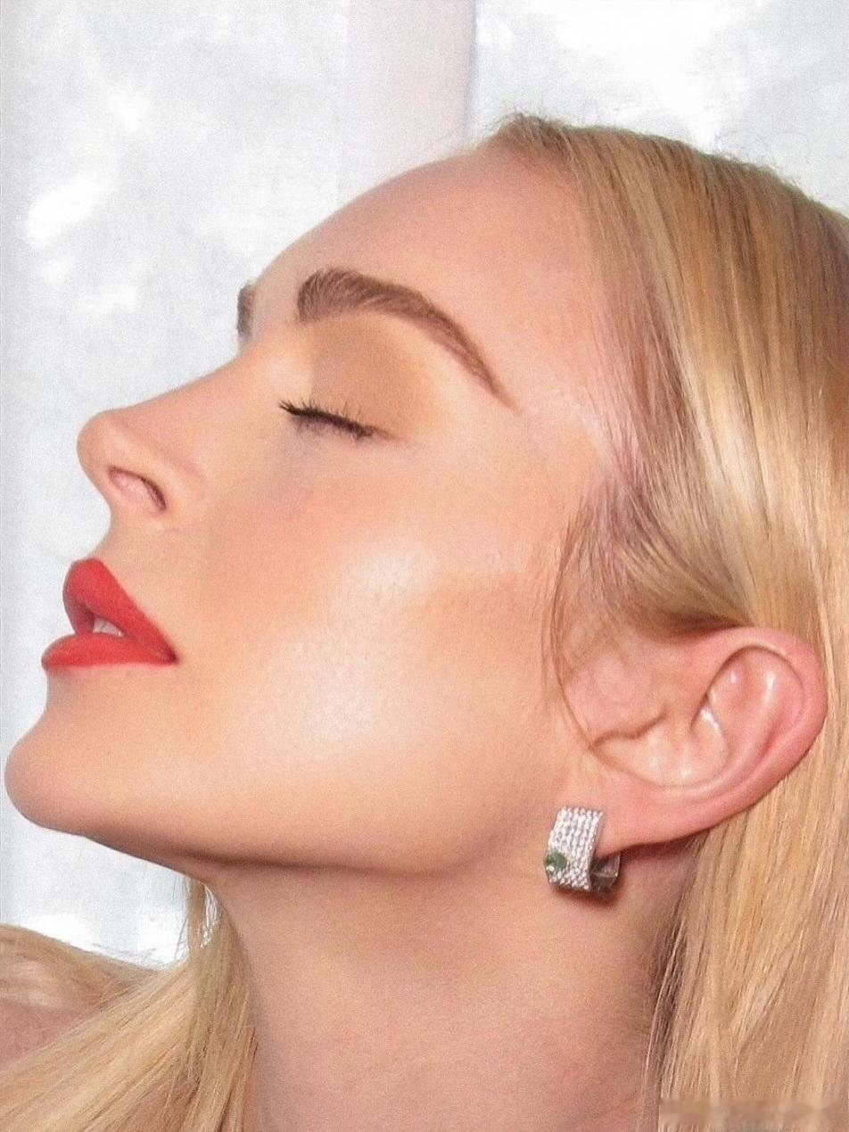 LindsayLohan林赛罗韩分享新妆造细节和造型，用红唇和亮片营造节日氛围