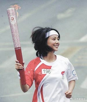 2008年，作为奥运火炬手的高圆圆，好青春呐。​​​