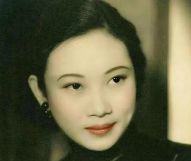 1938年，电闪雷鸣的晚上，41岁的戴笠对学生余淑衡说：“你来我房里处理一份文件