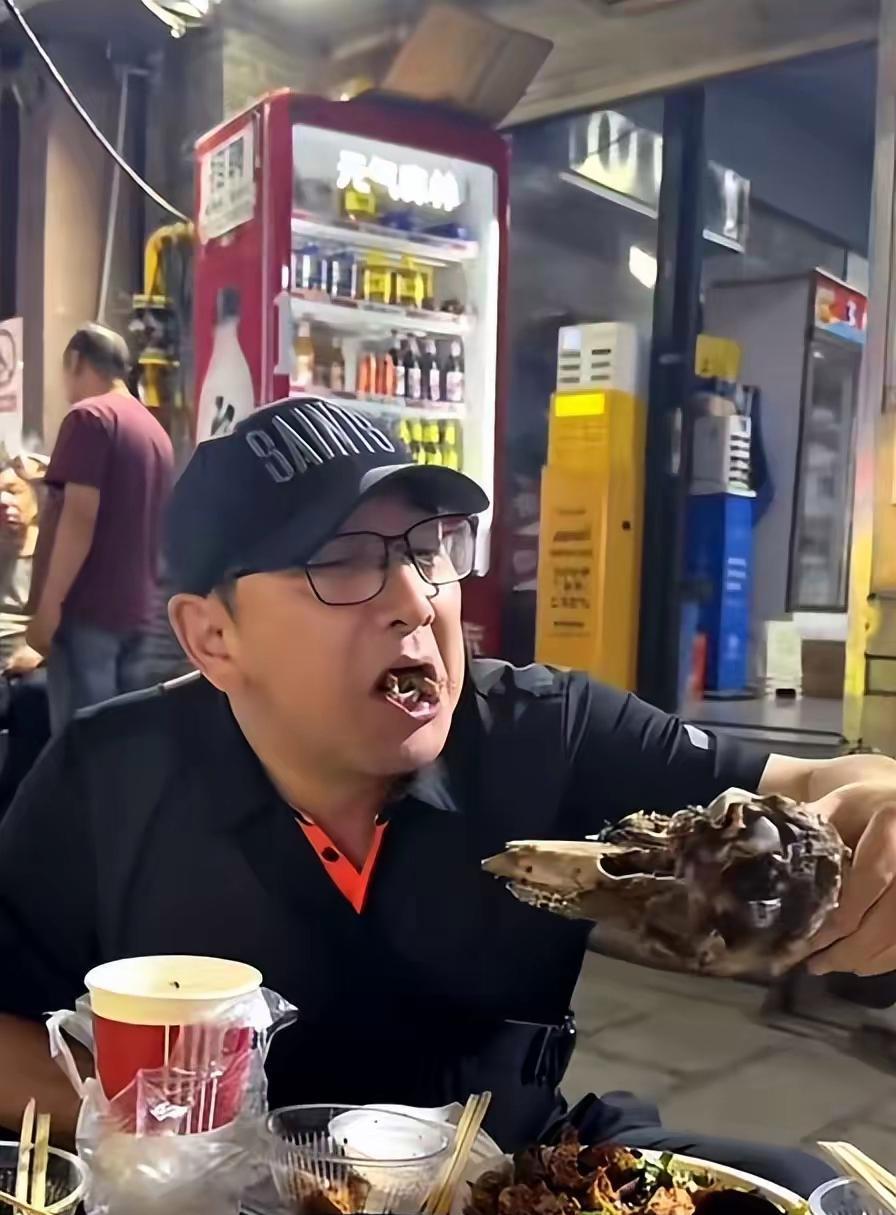 央视主持人水均益，久居国外难得回国！回国后立马狂吃家乡兰州美食，他太久没有吃家乡